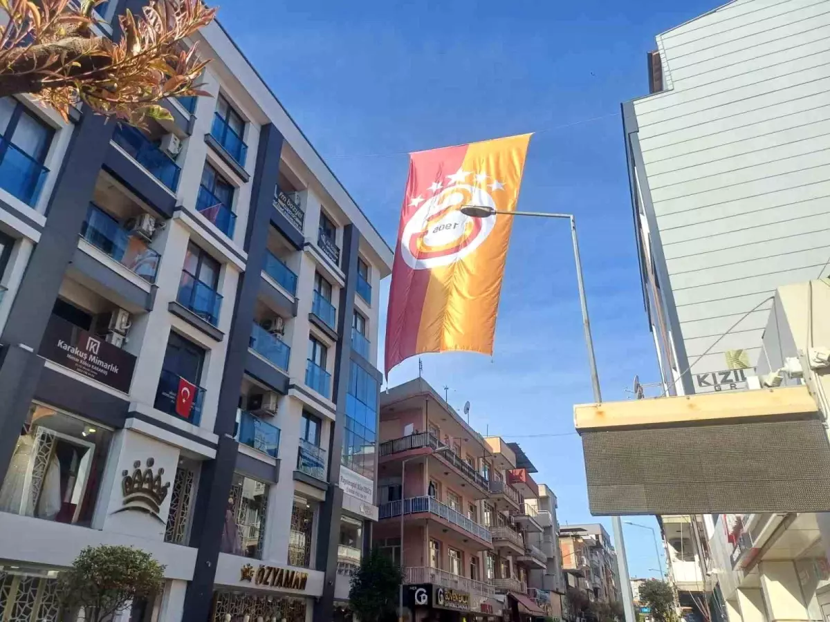 Galatasaray Bayrakları Salihli'de Dalgalanıyor