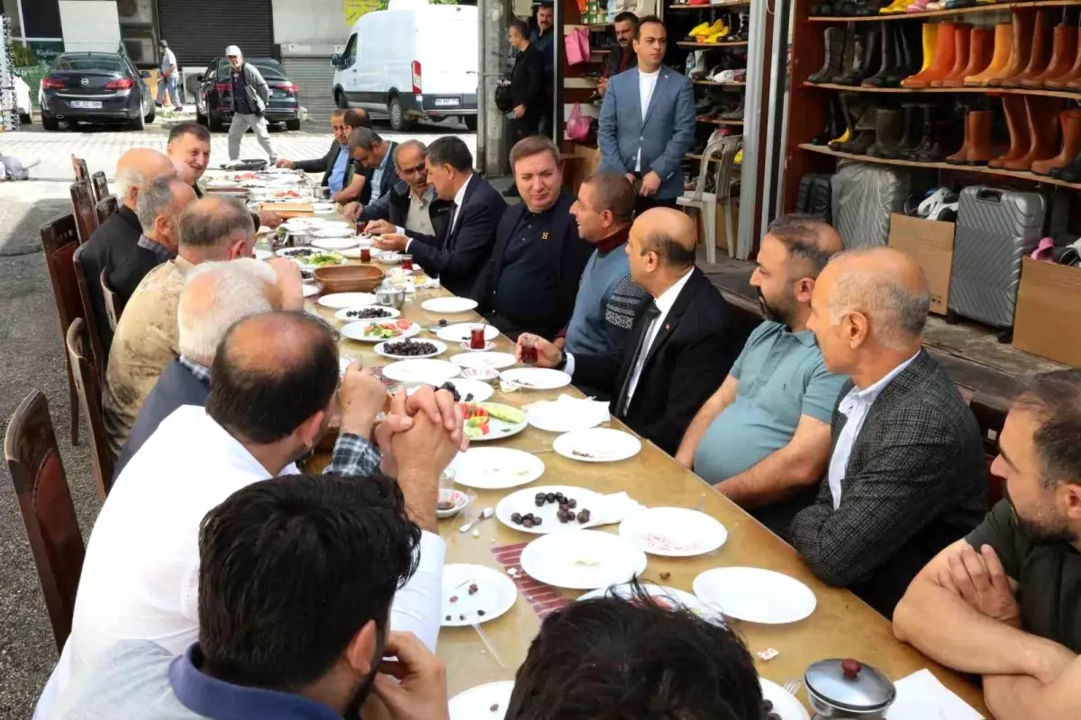 Vali Aydoğdu, Yangından Zarar Gören Esnaflarla Kahvaltıda Bir Araya Geldi