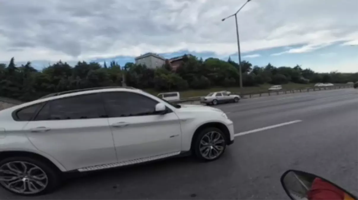 TEM Otoyolu'nda Motosikletli ve Otomobil Sürücüsü Tartıştı