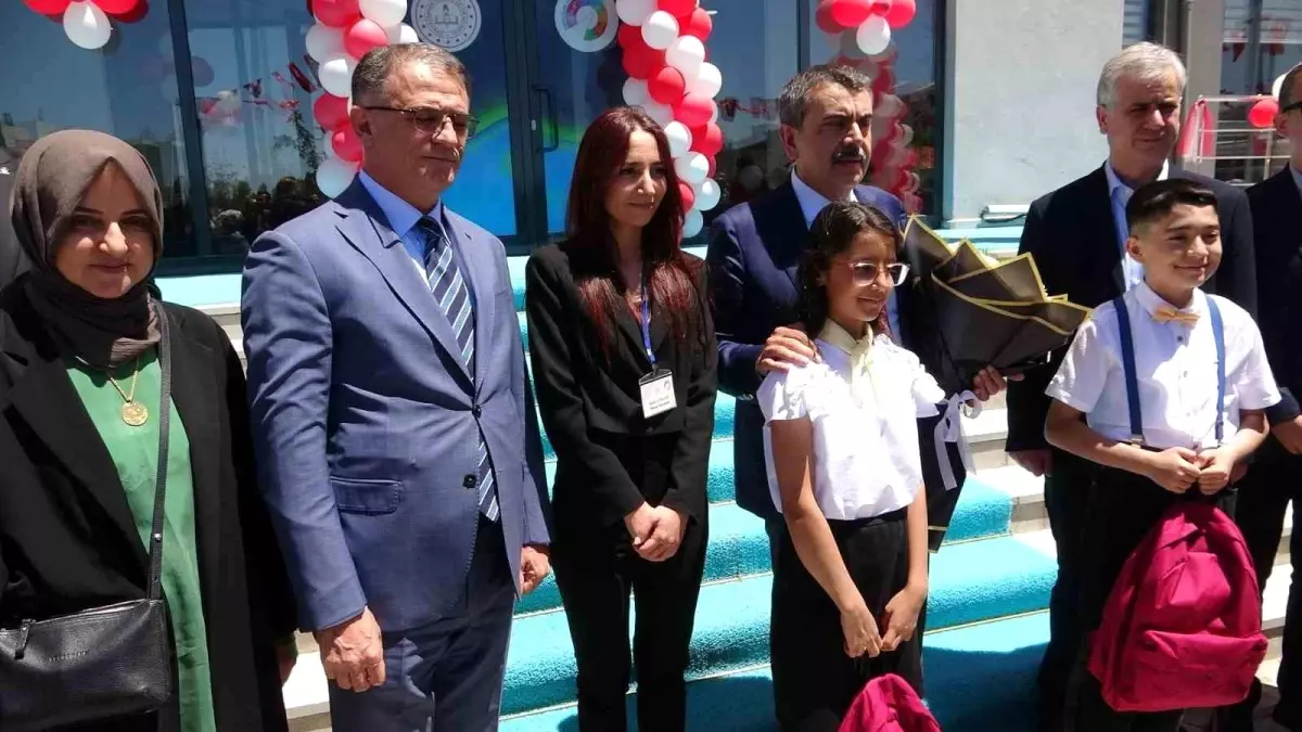 Milli Eğitim Bakanı Tekin, Erciş Bilim ve Sanat Merkezi'nin açılışını yaptı