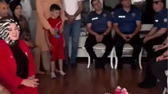 Polisten Down Sendromlu Kıza Doğum Günü Sürprizi