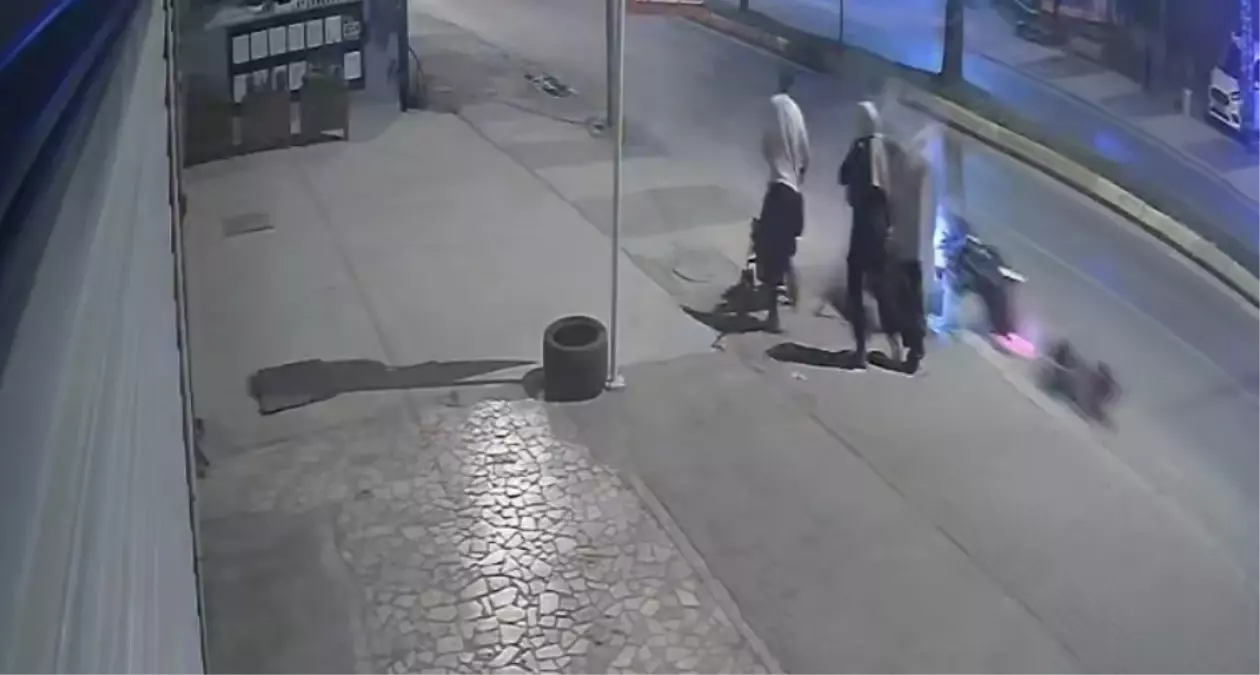 Motosiklet Kaldırıma Çarptı, Bebekli Aileyi Kıl Payı Kurtardı