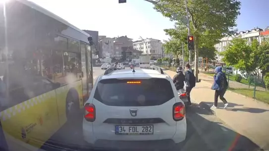 Motosiklet Sürücüsü Kırmızıda Geçince Öğrenciye Çarptı