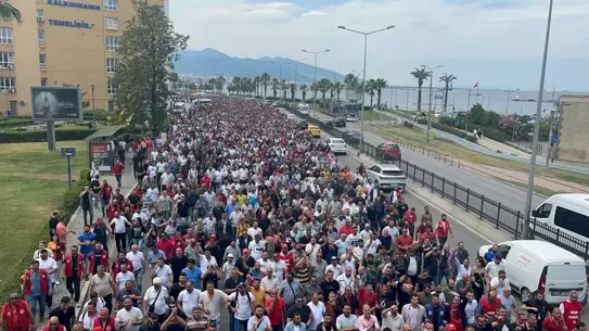 İzmir'de Grev Devam Ediyor
