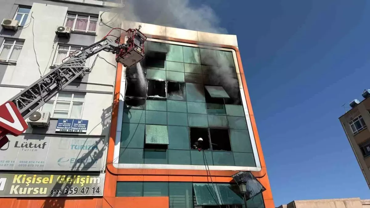 Adana'da Yangın: İki İşçi Pencereden Atlardı