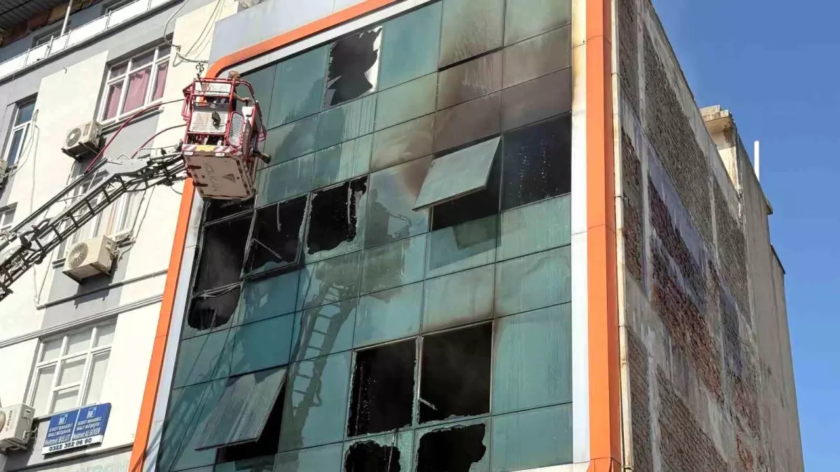 Adana'da İş Yerinde Yangın Panic Yarattı