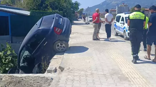Samandağ'da Menfeze Düşen Araçta Sürücü Yaralandı