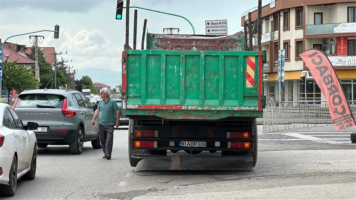 Düzce'de Bisikletliye Kamyon Dorse Kapağı Çarptı
