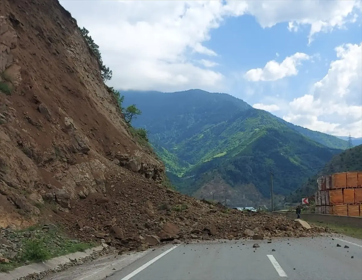 Gümüşhane'de Heyelan Ulaşımı Etkiledi