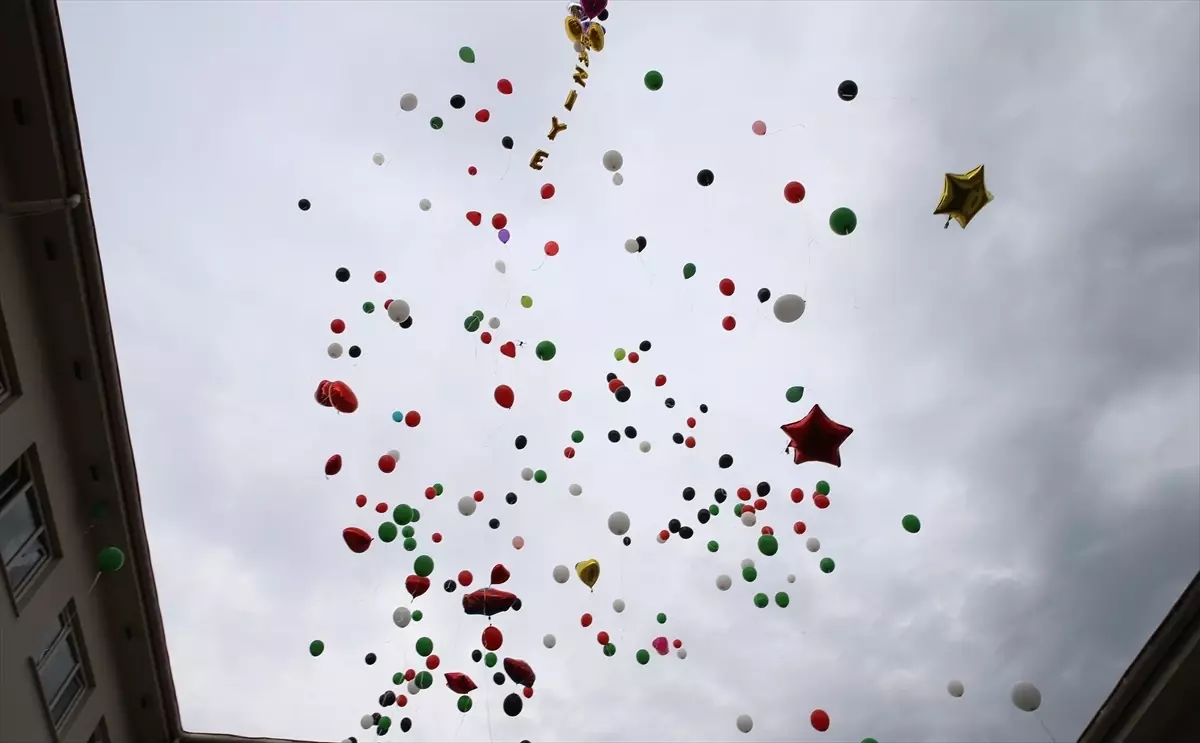 Raziye'ye Renkli Balonlarla Destek