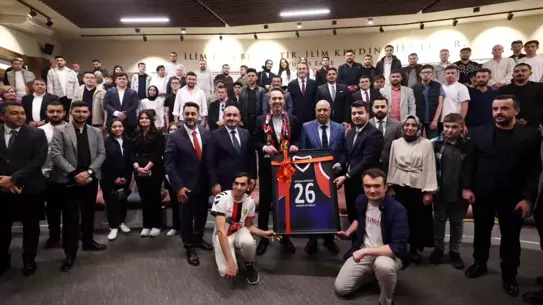 Bakan Bayraktar Gençlerle Buluştu