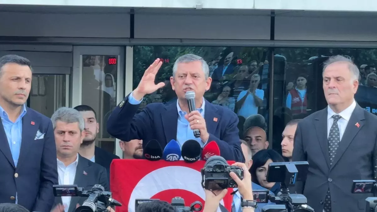 CHP Genel Başkanı Özgür Özel, İstanbul'da gözaltına alınan belediye başkanlarını ziyaret etti