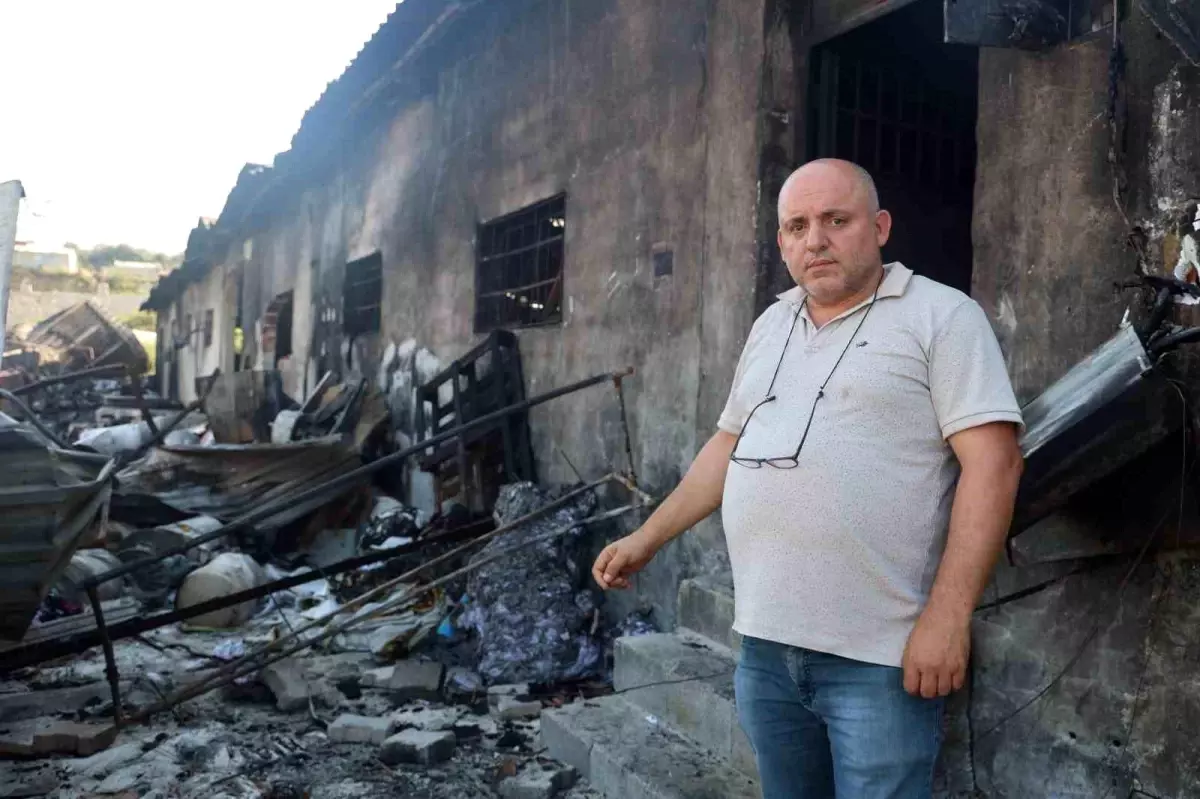 Hatay'da Depremzede Esnafın Deposu Yandı