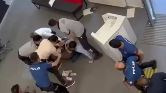 Banka Müdürüne Bıçak Çeken Şahıs Yakalandı