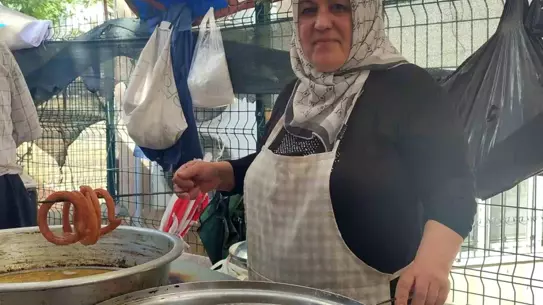 Kahramanmaraşlı Kadın Sıcak Havada Tatlı Yapıyor