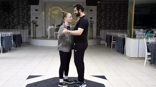 Ukraynalı Gelin Zeybek Eğitimi Alıyor