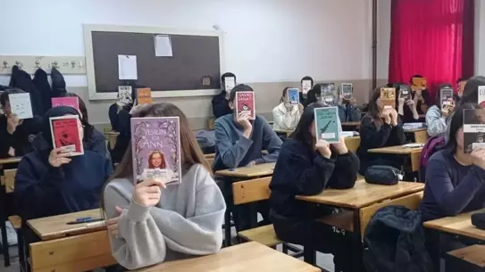 Ladik'te lise son sınıf öğrencilerinden kitap bağışı