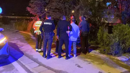 Eskişehir'de Otomobil Ev Bahçesine Daldı