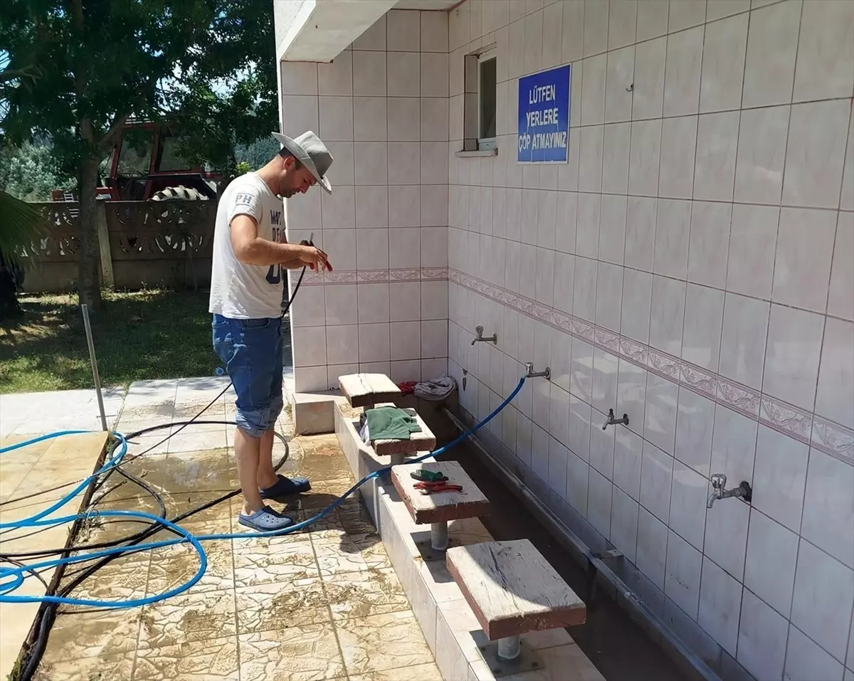 Gelibolu'da Camiler Kurban Bayramı İçin Temizleniyor