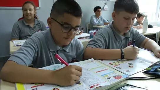 10 Yaşındaki Eren, İngilizce Yarışmasında Birinci Oldu