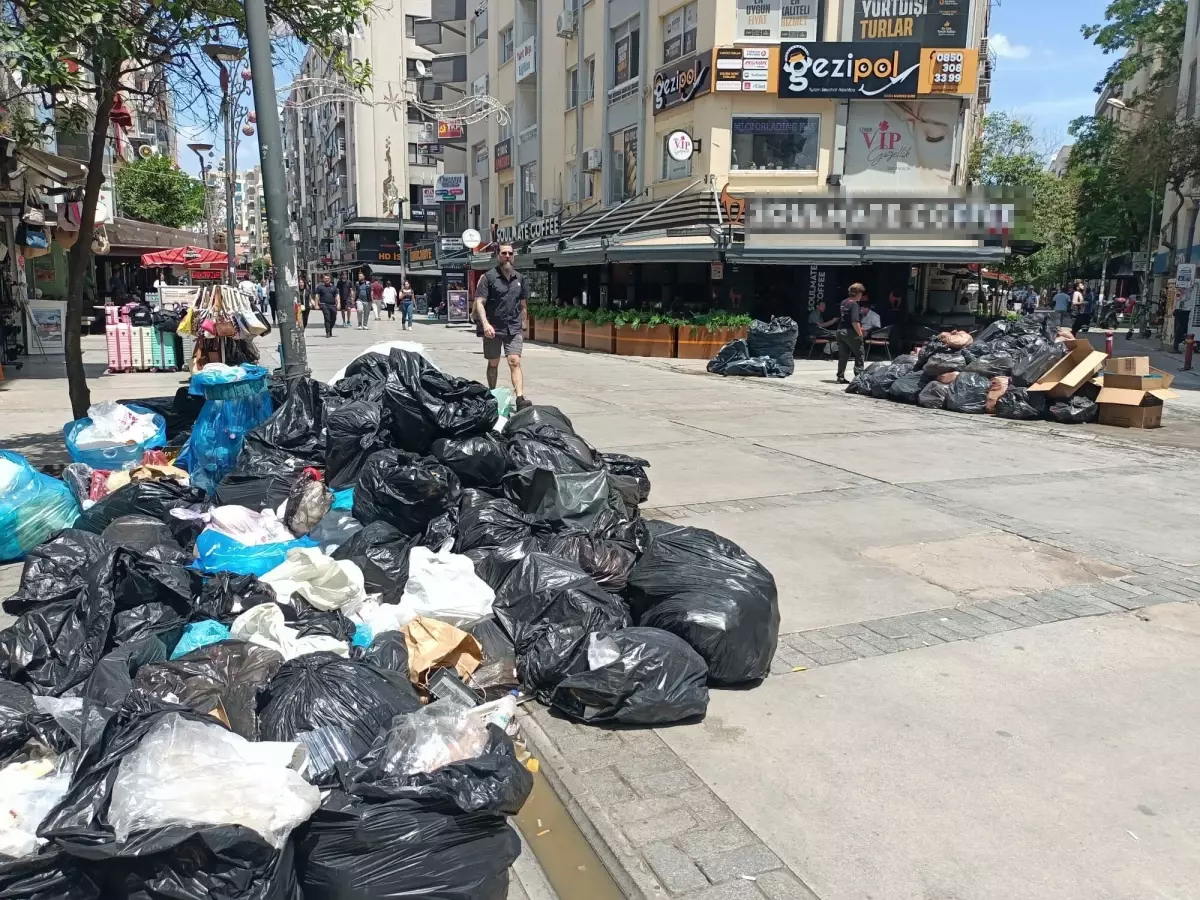 İzmir'de Grev Dördüncü Gününde: Çöp Yığınları Oluştu