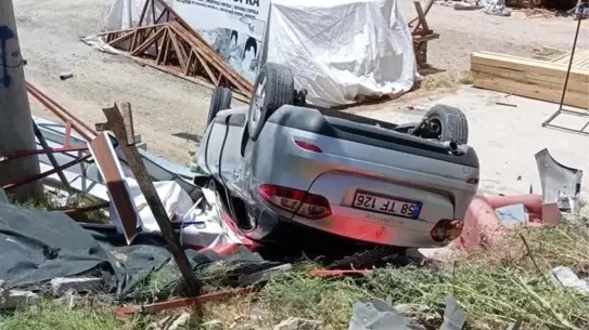 Elazığ'da Şarampole Devrilen Otomobilde 2 Yaralı
