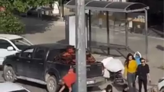 Çilekler yola saçıldı, vatandaşlar bakın ne yaptı