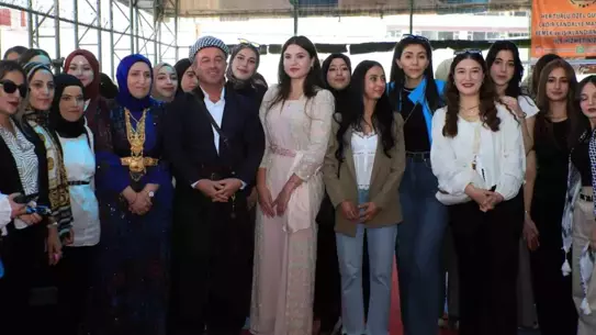 Hakkari'de Genç Kızlar Düğün Halayına Katıldı