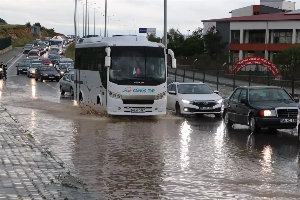 Yozgat'ta Sağanak ve Dolu Hayatı Olumsuz Etkiledi
