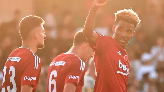 Beşiktaş ilklerin yaşandığı gecede üçüncülüğü kaptı