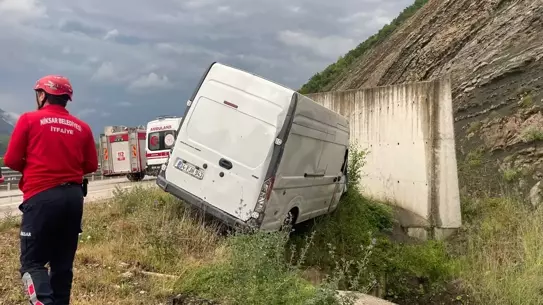 Niksar'da Minibüs Devrildi, 2 Yaralı