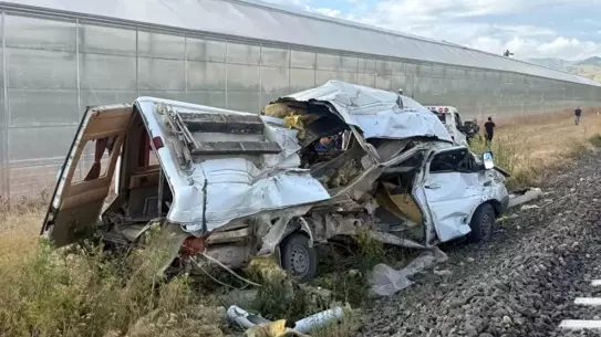 Tren Minibüse Çarptı: Sürücü Yaralandı