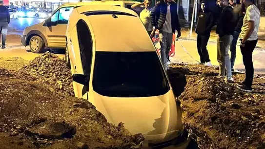 Otomobil Açık Çukura Düştü