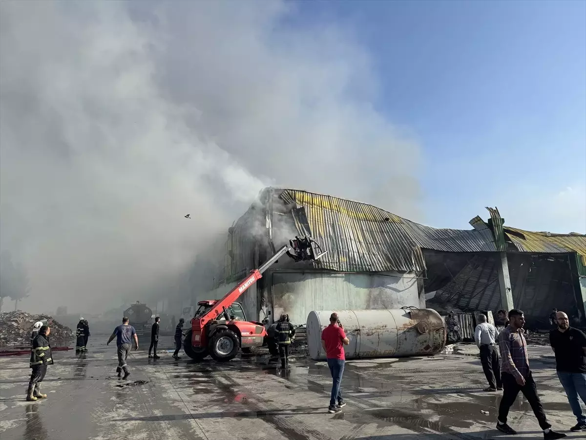 Adana'da Geri Dönüşüm Tesisinde Yangın