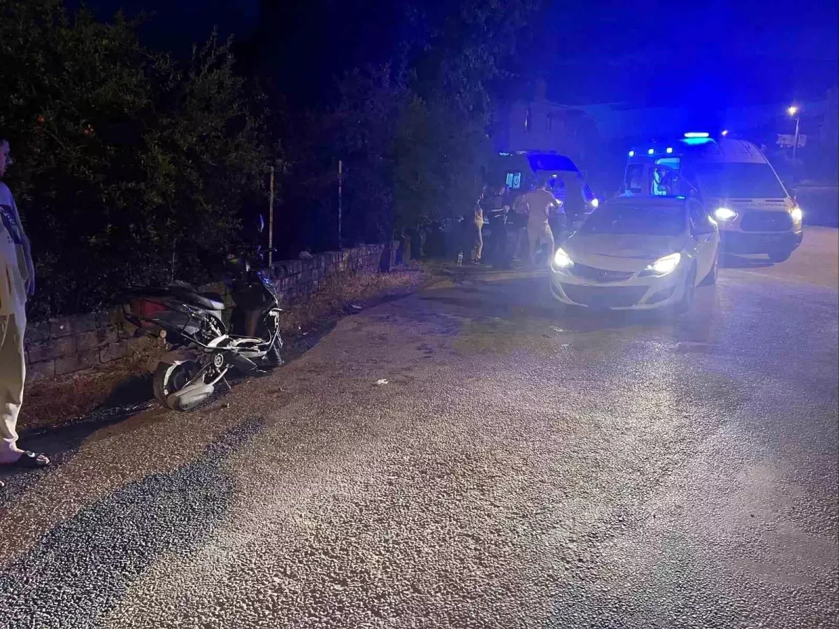 Antalya'da Motosiklet ve Otomobil Çarpıştı