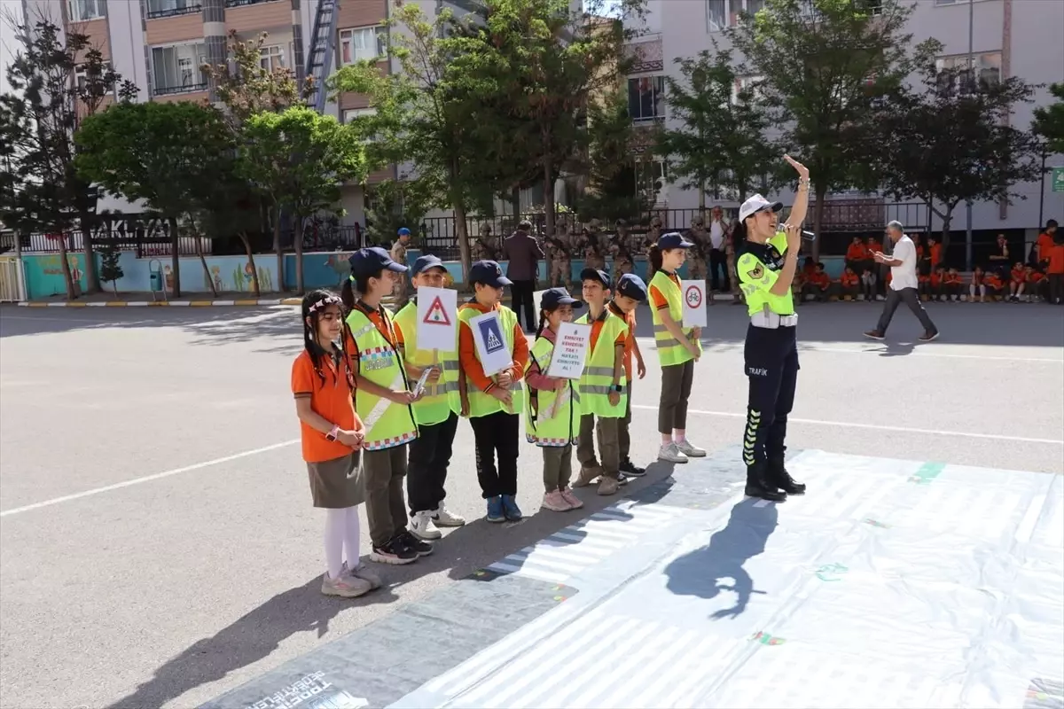 Niğde'de Öğrencilere Jandarma Semineri