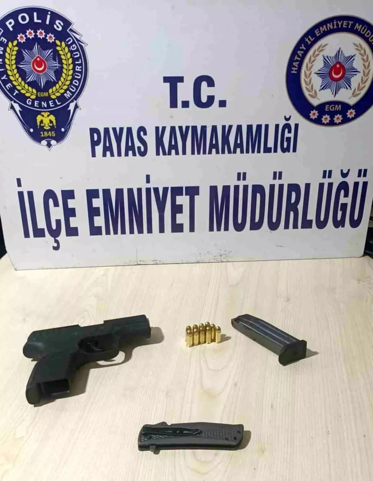 Payas'ta Şüpheli İki Kişiden Silah ve Bıçak Çıktı