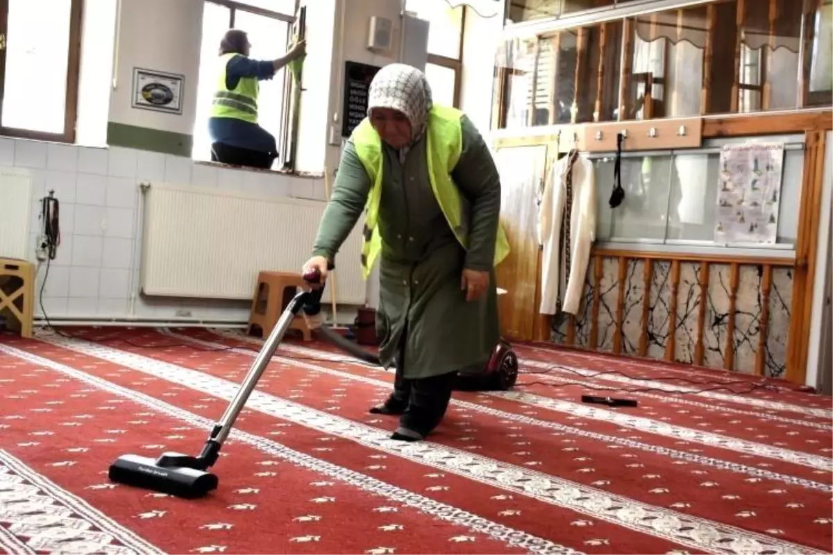 Söğüt Belediyesi'nden Kurban Bayramı Öncesi Camilerde Temizlik Çalışması