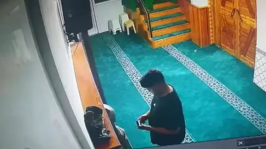 Camide Hırsızlık: Bağış Kutusu ve Cüzdan Çalındı
