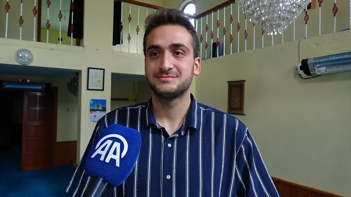 Genç İmam Camiyi Güzelleştiriyor