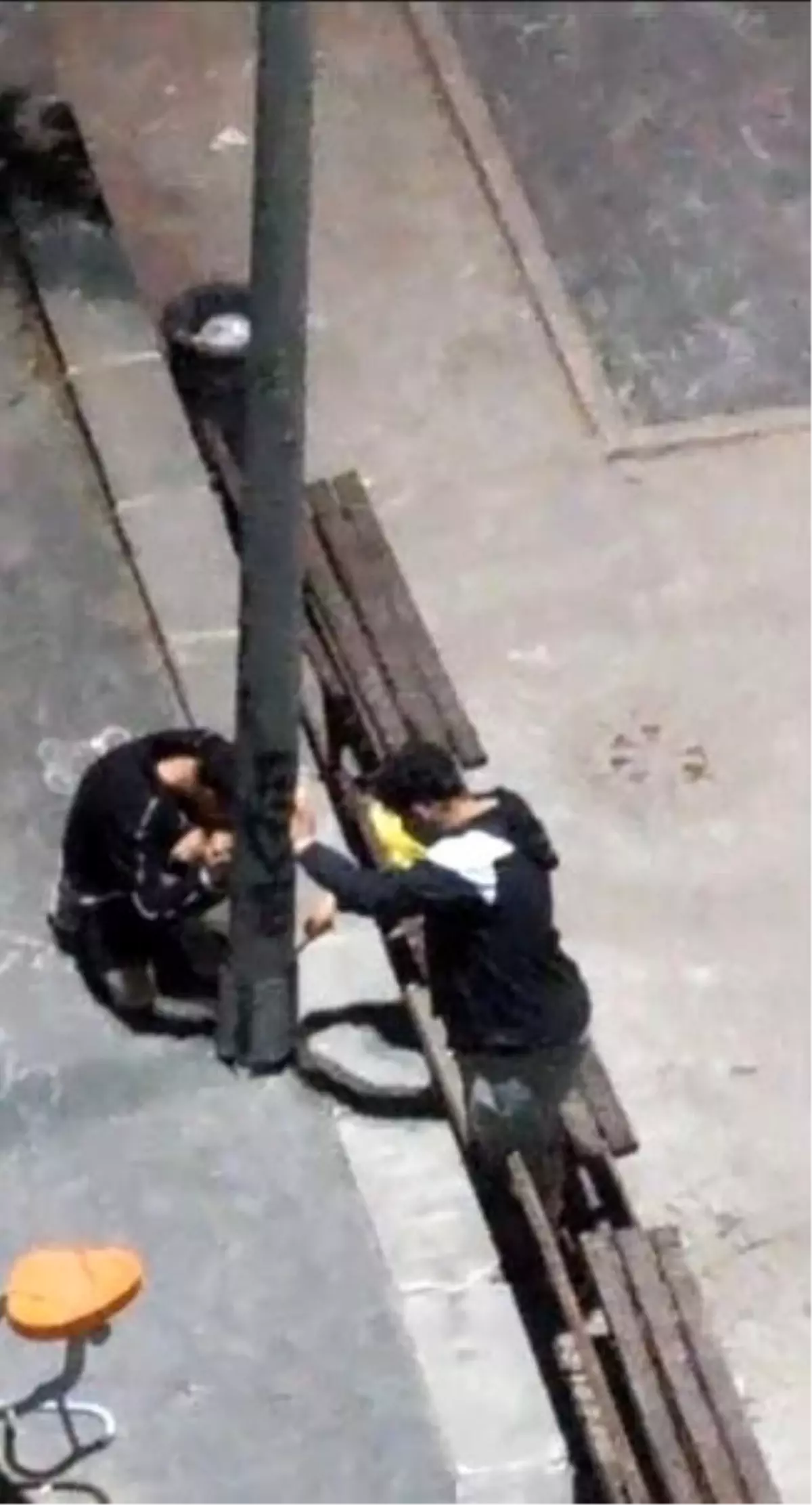 Sultangazi'de Aydınlatma Direğine Vandalizm