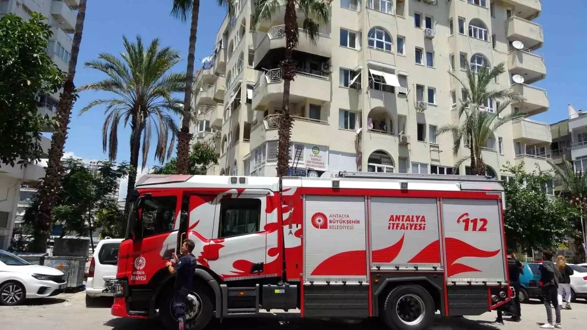 Antalya'da Apartman Balkonu Yangın Çıkardı