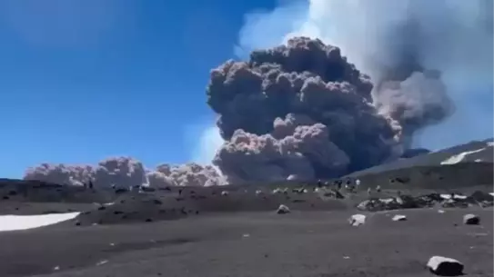 Etna Yanardağı Yeniden Faaliyette