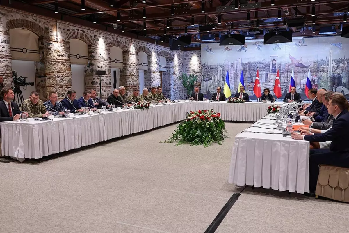 Savaşı sonlandırmayı hedefleyen Türkiye-Rusya-Ukrayna Üçlü Toplantısı İstanbul'da başladı