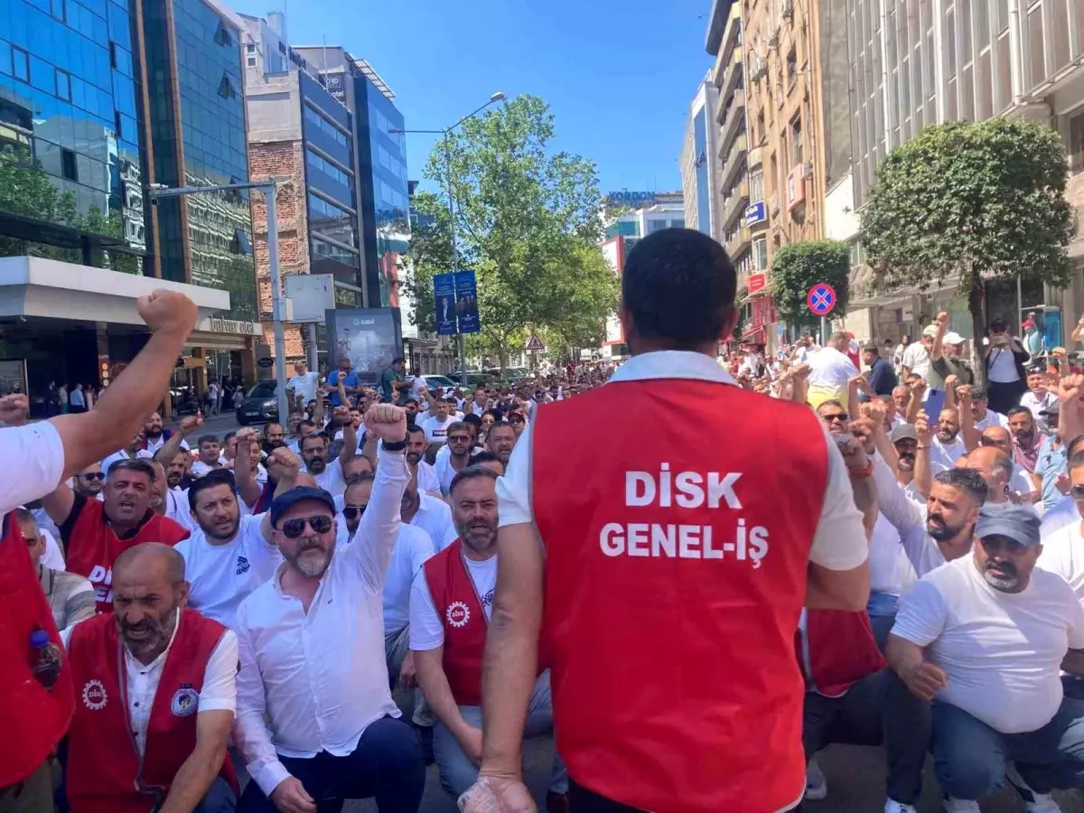 İzmir'de Grev Devam Ediyor: İşçiler Taleplerini Dile Getirdi