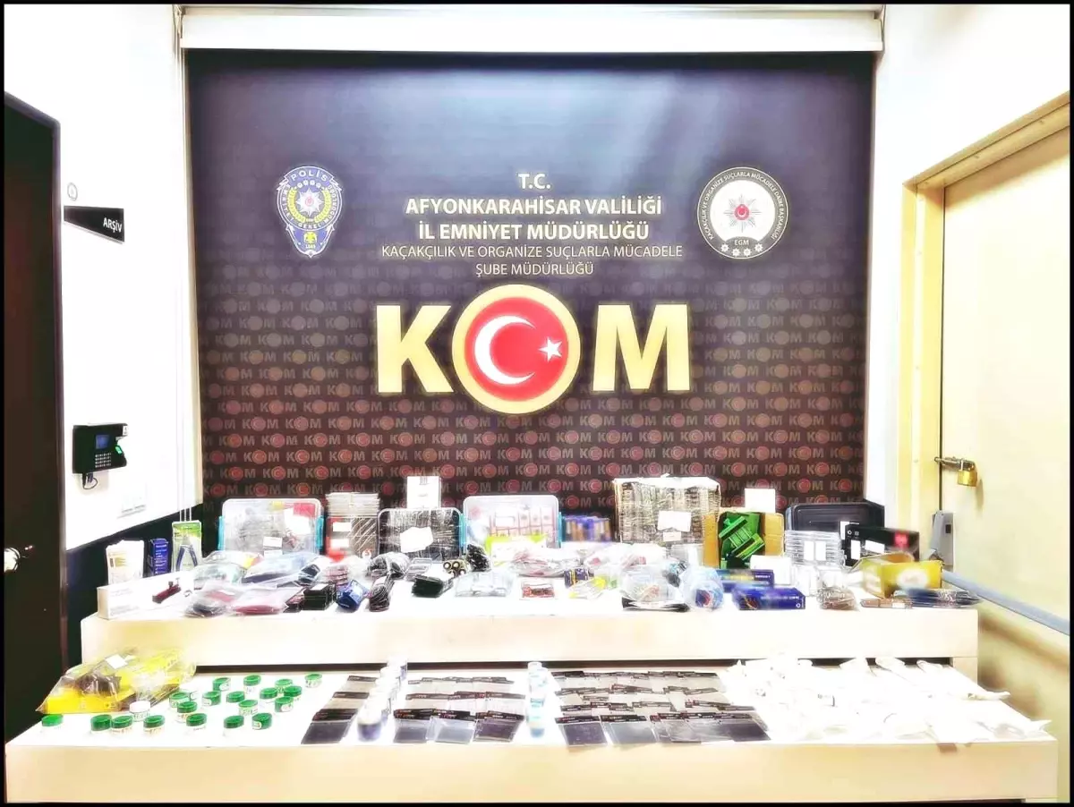 Afyonkarahisar'da Kaçak Telefon Aksesuarı Ele Geçirildi