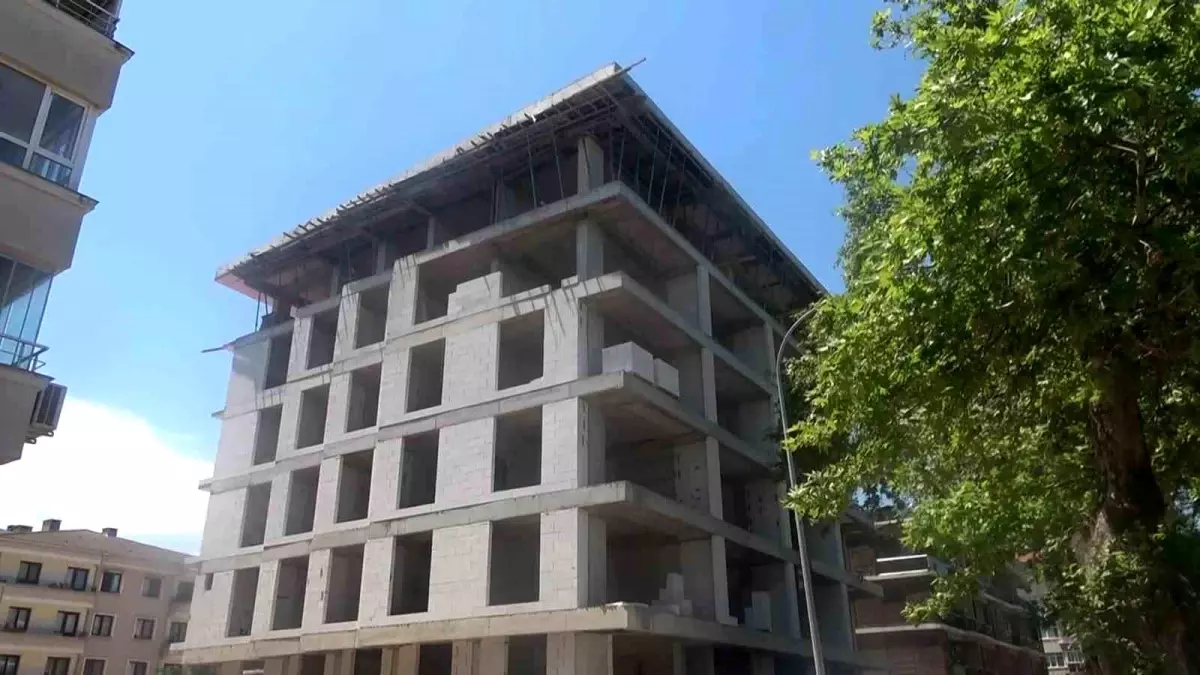 Yalova'da İnşaat İşçisi Düşerek Ağır Yaralandı