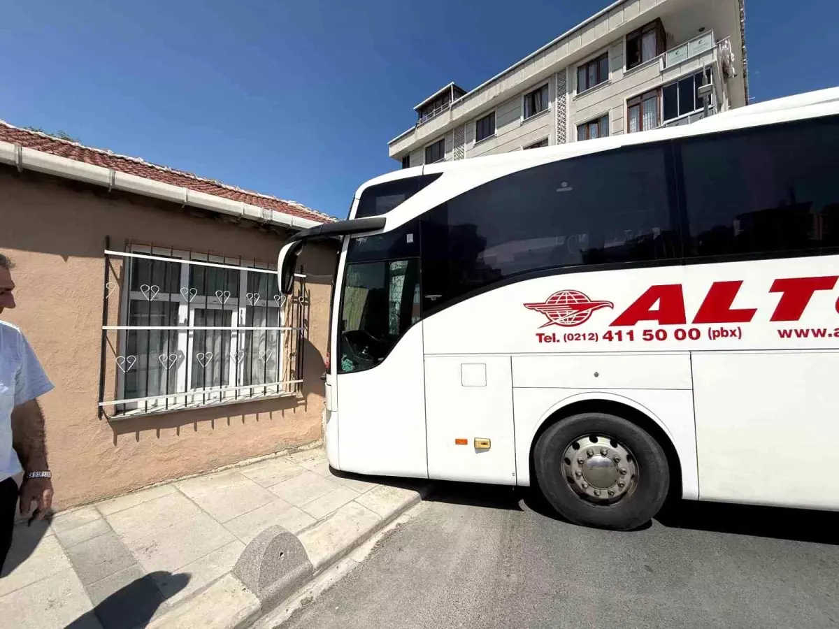 İstanbul'da Freni Boşalan Otobüs Gecekonduya Çarptı