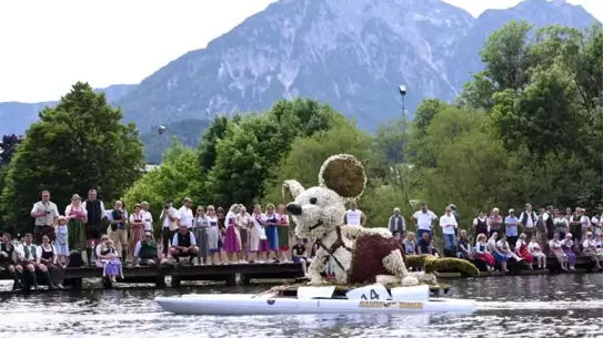 Altaussee'de Nergis Festivali Geçit Töreni