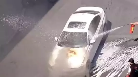 Küçükçekmece'de Araç Yangınına Vatandaş Müdahalesi